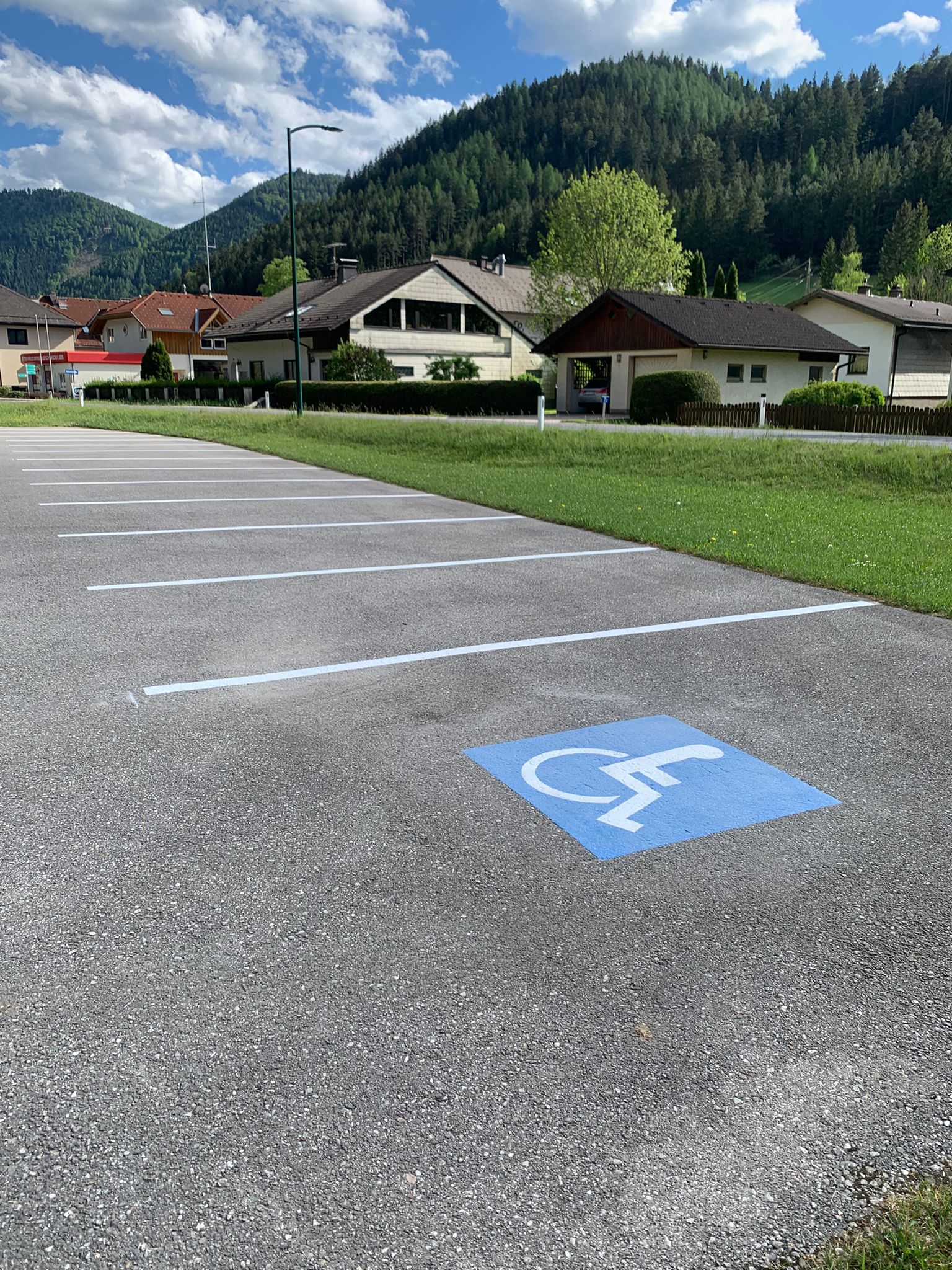 Markierter Behindertenparkplatz mit Rollstuhlsymbol