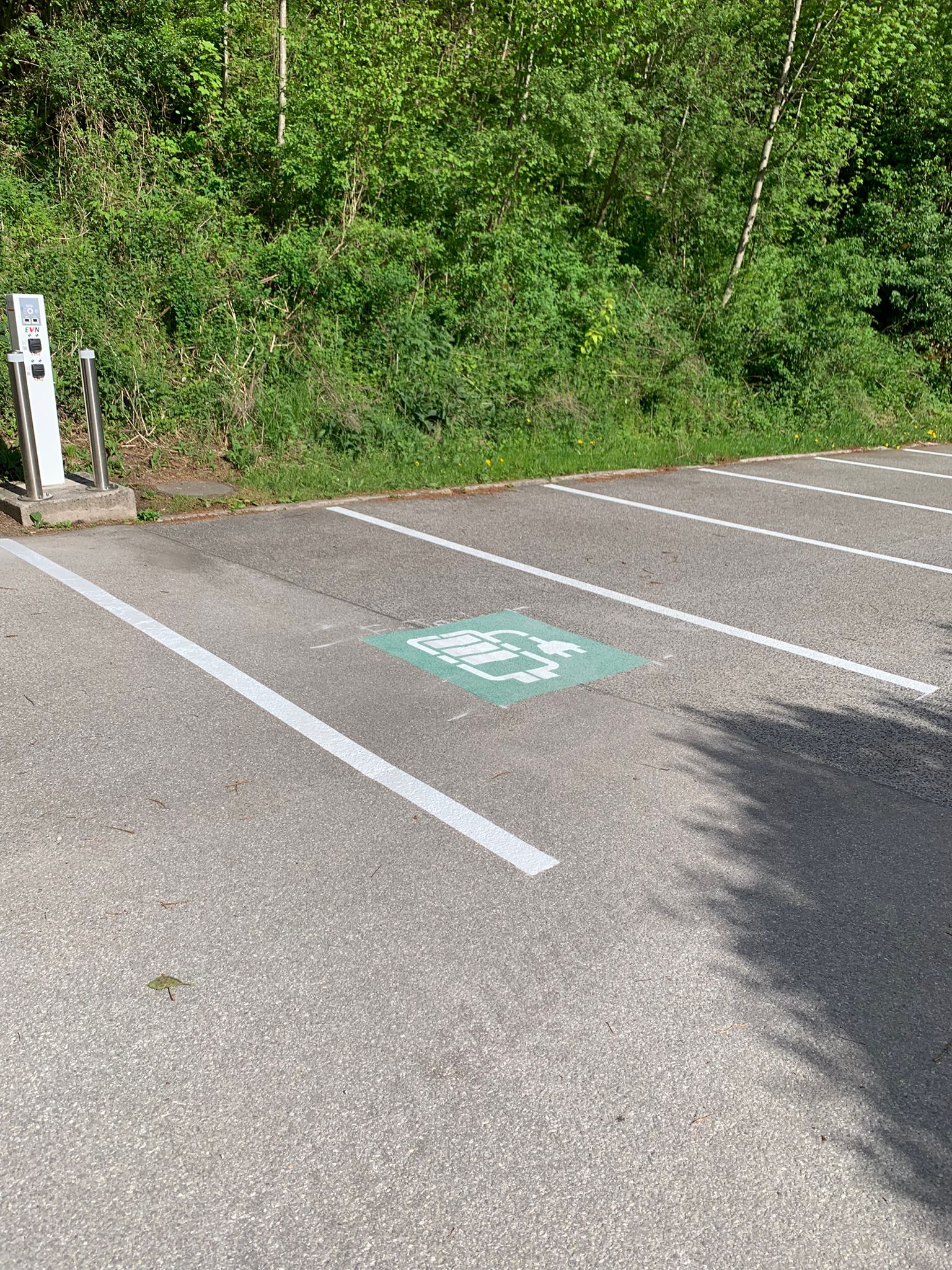 Markierte E-Ladestelle auf einem Parkplatz