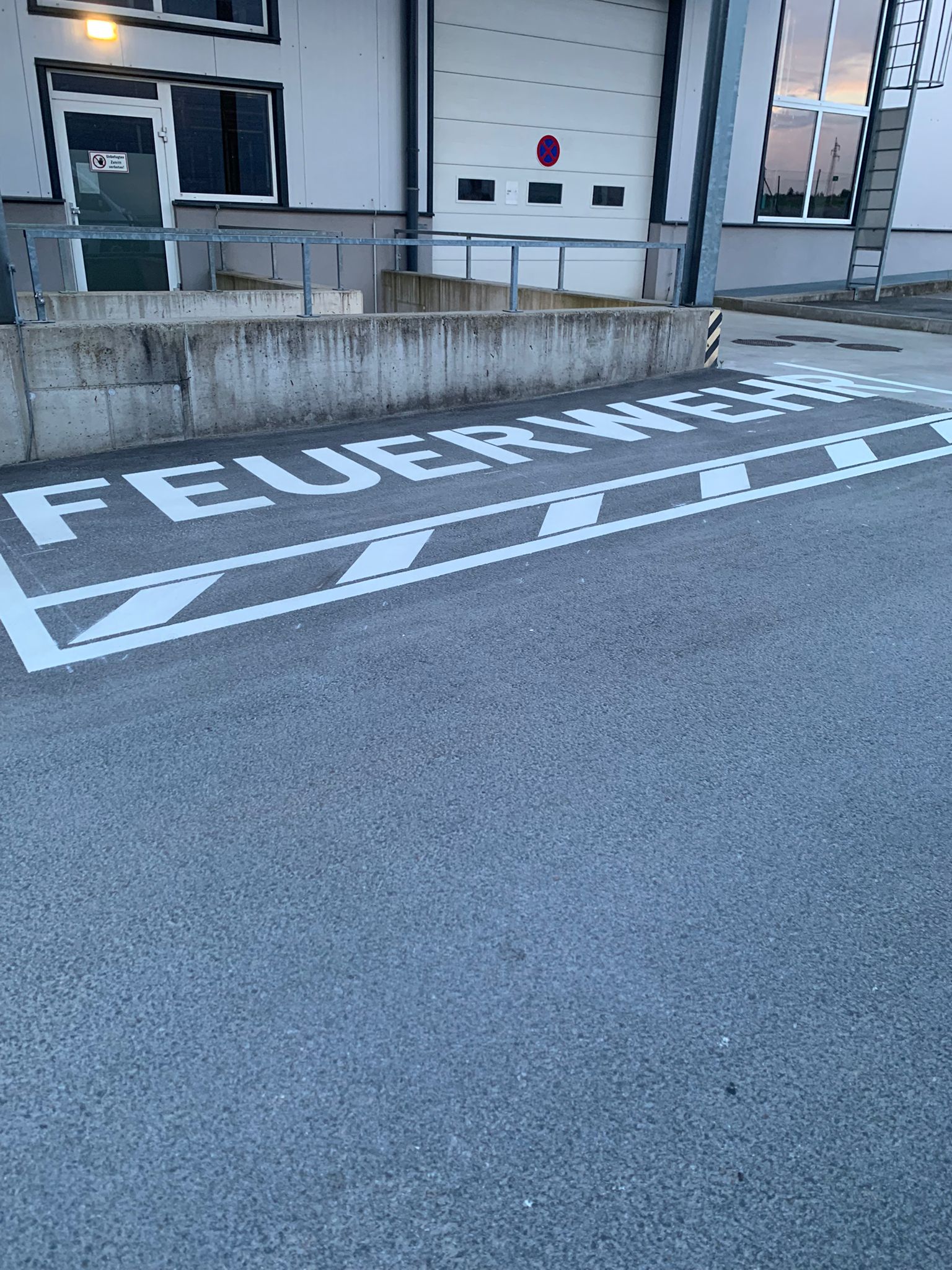 Bodenmarkierung einer Feuerwehrfläche vor einem Gebäude