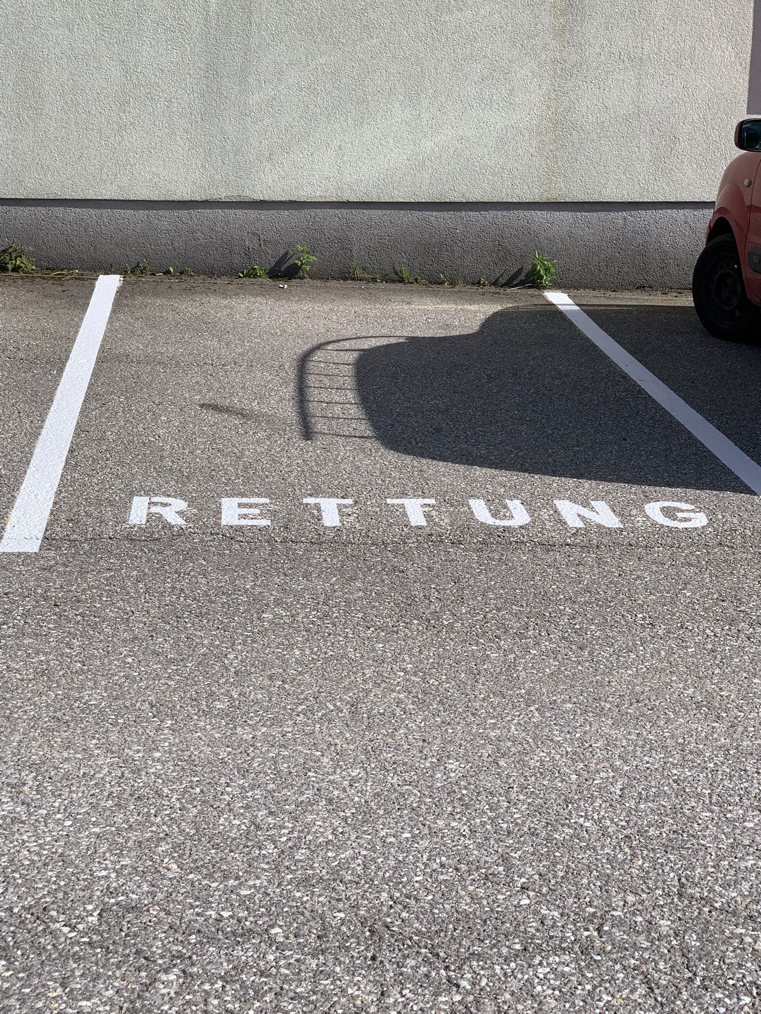 Neu markierte Parkplatzfläche mit klaren Stellplatzlinien